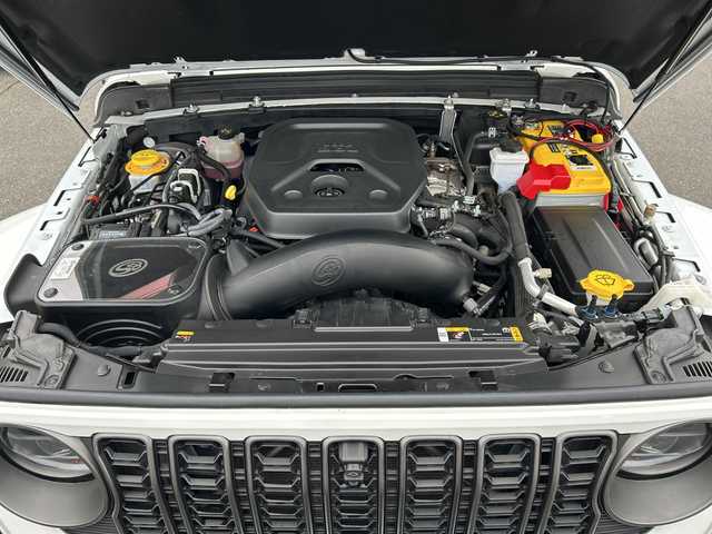 クライスラー・ジープ ジープ ラングラー アンリミテッド サハラ 山口県 2024(令6)年 2.5万km 白 ワンオーナー車/純正ナビ/Bluetooth/フルセグTV/バックカメラ/LEDヘッドライト/LEDフォグライト/オートライト/コーナーセンサー/スマートキー＆プッシュスタート/クルーズコントロール/黒レザーシート/前席シートヒーター/ステアリングヒーター/社外バンパー（純正あり）/社外マフラー（純正あり）/社外17インチAW（純正18インチAWあり）/社外グリル（純正あり）/保証書/スペアキー1個