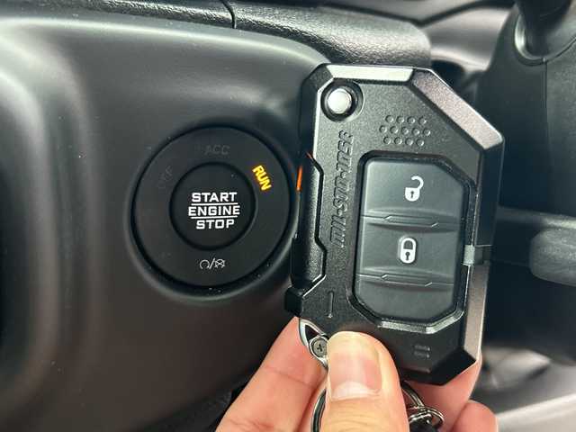 クライスラー・ジープ ジープ ラングラー アンリミテッド サハラ 山口県 2024(令6)年 2.5万km 白 ワンオーナー車/純正ナビ/Bluetooth/フルセグTV/バックカメラ/LEDヘッドライト/LEDフォグライト/オートライト/コーナーセンサー/スマートキー＆プッシュスタート/クルーズコントロール/黒レザーシート/前席シートヒーター/ステアリングヒーター/社外バンパー（純正あり）/社外マフラー（純正あり）/社外17インチAW（純正18インチAWあり）/社外グリル（純正あり）/保証書/スペアキー1個