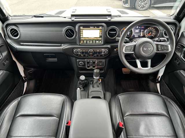 クライスラー・ジープ ジープ ラングラー アンリミテッド サハラ 山口県 2024(令6)年 2.5万km 白 ワンオーナー車/純正ナビ/Bluetooth/フルセグTV/バックカメラ/LEDヘッドライト/LEDフォグライト/オートライト/コーナーセンサー/スマートキー＆プッシュスタート/クルーズコントロール/黒レザーシート/前席シートヒーター/ステアリングヒーター/社外バンパー（純正あり）/社外マフラー（純正あり）/社外17インチAW（純正18インチAWあり）/社外グリル（純正あり）/保証書/スペアキー1個