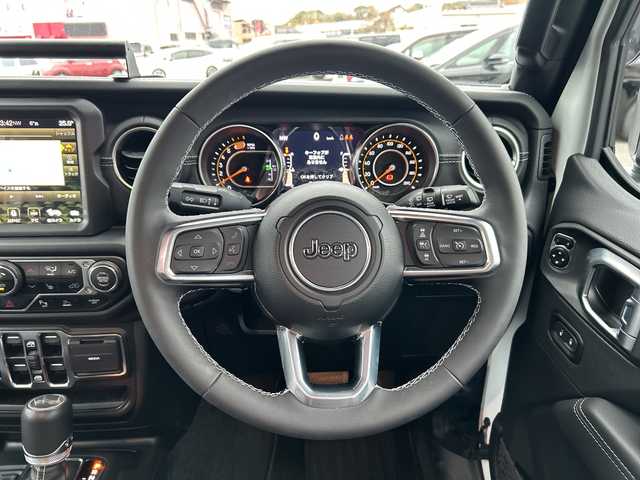 クライスラー・ジープ ジープ ラングラー アンリミテッド サハラ 山口県 2024(令6)年 2.5万km 白 ワンオーナー車/純正ナビ/Bluetooth/フルセグTV/バックカメラ/LEDヘッドライト/LEDフォグライト/オートライト/コーナーセンサー/スマートキー＆プッシュスタート/クルーズコントロール/黒レザーシート/前席シートヒーター/ステアリングヒーター/社外バンパー（純正あり）/社外マフラー（純正あり）/社外17インチAW（純正18インチAWあり）/社外グリル（純正あり）/保証書/スペアキー1個