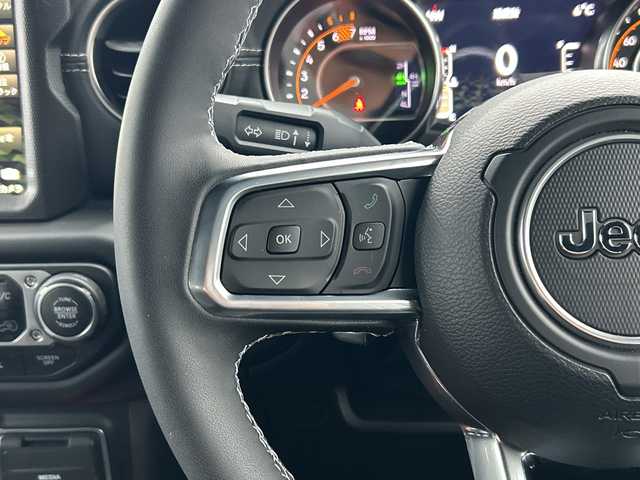 クライスラー・ジープ ジープ ラングラー アンリミテッド サハラ 山口県 2024(令6)年 2.5万km 白 ワンオーナー車/純正ナビ/Bluetooth/フルセグTV/バックカメラ/LEDヘッドライト/LEDフォグライト/オートライト/コーナーセンサー/スマートキー＆プッシュスタート/クルーズコントロール/黒レザーシート/前席シートヒーター/ステアリングヒーター/社外バンパー（純正あり）/社外マフラー（純正あり）/社外17インチAW（純正18インチAWあり）/社外グリル（純正あり）/保証書/スペアキー1個