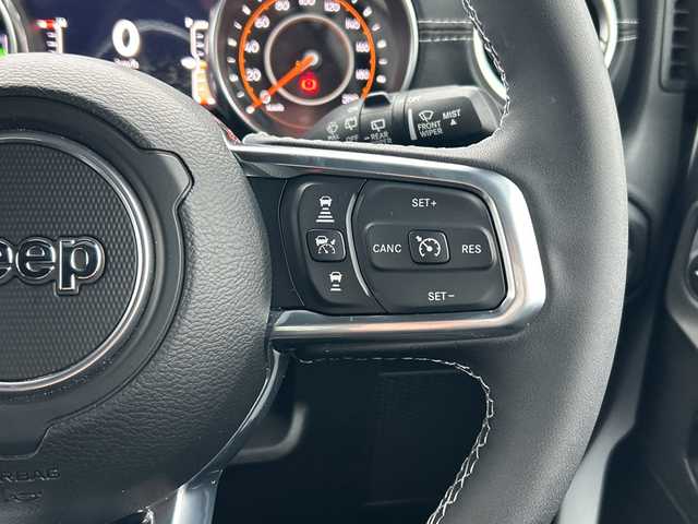 クライスラー・ジープ ジープ ラングラー アンリミテッド サハラ 山口県 2024(令6)年 2.5万km 白 ワンオーナー車/純正ナビ/Bluetooth/フルセグTV/バックカメラ/LEDヘッドライト/LEDフォグライト/オートライト/コーナーセンサー/スマートキー＆プッシュスタート/クルーズコントロール/黒レザーシート/前席シートヒーター/ステアリングヒーター/社外バンパー（純正あり）/社外マフラー（純正あり）/社外17インチAW（純正18インチAWあり）/社外グリル（純正あり）/保証書/スペアキー1個