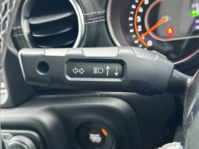 クライスラー・ジープ ジープ ラングラー アンリミテッド サハラ 山口県 2024(令6)年 2.5万km 白 ワンオーナー車/純正ナビ/Bluetooth/フルセグTV/バックカメラ/LEDヘッドライト/LEDフォグライト/オートライト/コーナーセンサー/スマートキー＆プッシュスタート/クルーズコントロール/黒レザーシート/前席シートヒーター/ステアリングヒーター/社外バンパー（純正あり）/社外マフラー（純正あり）/社外17インチAW（純正18インチAWあり）/社外グリル（純正あり）/保証書/スペアキー1個