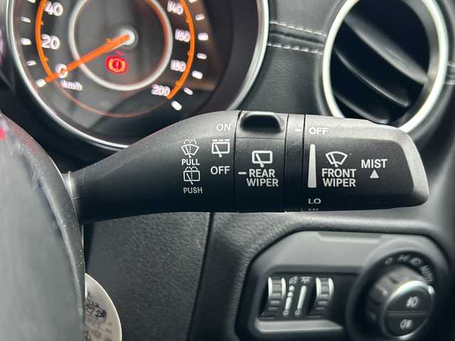 クライスラー・ジープ ジープ ラングラー アンリミテッド サハラ 山口県 2024(令6)年 2.5万km 白 ワンオーナー車/純正ナビ/Bluetooth/フルセグTV/バックカメラ/LEDヘッドライト/LEDフォグライト/オートライト/コーナーセンサー/スマートキー＆プッシュスタート/クルーズコントロール/黒レザーシート/前席シートヒーター/ステアリングヒーター/社外バンパー（純正あり）/社外マフラー（純正あり）/社外17インチAW（純正18インチAWあり）/社外グリル（純正あり）/保証書/スペアキー1個