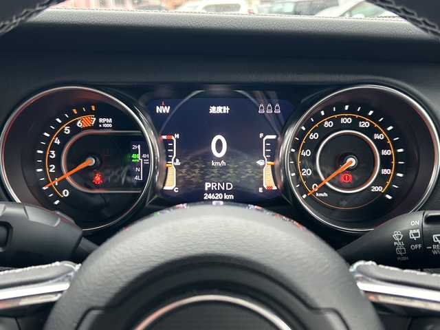 クライスラー・ジープ ジープ ラングラー アンリミテッド サハラ 山口県 2024(令6)年 2.5万km 白 ワンオーナー車/純正ナビ/Bluetooth/フルセグTV/バックカメラ/LEDヘッドライト/LEDフォグライト/オートライト/コーナーセンサー/スマートキー＆プッシュスタート/クルーズコントロール/黒レザーシート/前席シートヒーター/ステアリングヒーター/社外バンパー（純正あり）/社外マフラー（純正あり）/社外17インチAW（純正18インチAWあり）/社外グリル（純正あり）/保証書/スペアキー1個