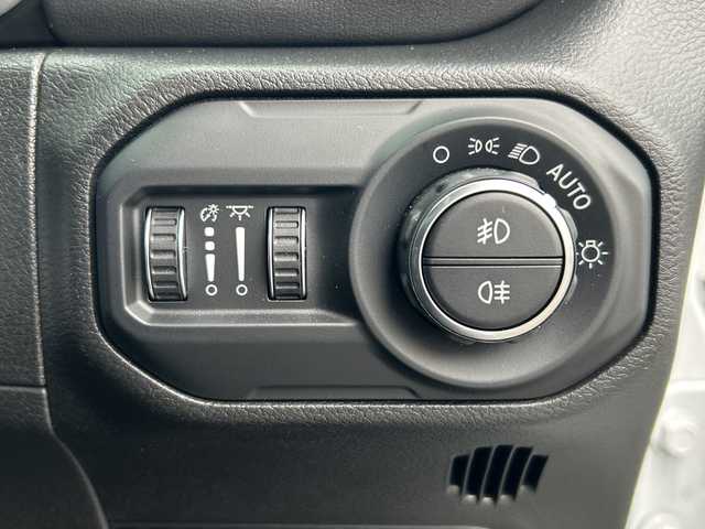 クライスラー・ジープ ジープ ラングラー アンリミテッド サハラ 山口県 2024(令6)年 2.5万km 白 ワンオーナー車/純正ナビ/Bluetooth/フルセグTV/バックカメラ/LEDヘッドライト/LEDフォグライト/オートライト/コーナーセンサー/スマートキー＆プッシュスタート/クルーズコントロール/黒レザーシート/前席シートヒーター/ステアリングヒーター/社外バンパー（純正あり）/社外マフラー（純正あり）/社外17インチAW（純正18インチAWあり）/社外グリル（純正あり）/保証書/スペアキー1個