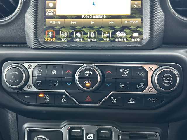 クライスラー・ジープ ジープ ラングラー アンリミテッド サハラ 山口県 2024(令6)年 2.5万km 白 ワンオーナー車/純正ナビ/Bluetooth/フルセグTV/バックカメラ/LEDヘッドライト/LEDフォグライト/オートライト/コーナーセンサー/スマートキー＆プッシュスタート/クルーズコントロール/黒レザーシート/前席シートヒーター/ステアリングヒーター/社外バンパー（純正あり）/社外マフラー（純正あり）/社外17インチAW（純正18インチAWあり）/社外グリル（純正あり）/保証書/スペアキー1個