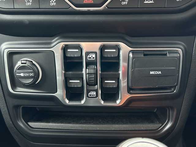 クライスラー・ジープ ジープ ラングラー アンリミテッド サハラ 山口県 2024(令6)年 2.5万km 白 ワンオーナー車/純正ナビ/Bluetooth/フルセグTV/バックカメラ/LEDヘッドライト/LEDフォグライト/オートライト/コーナーセンサー/スマートキー＆プッシュスタート/クルーズコントロール/黒レザーシート/前席シートヒーター/ステアリングヒーター/社外バンパー（純正あり）/社外マフラー（純正あり）/社外17インチAW（純正18インチAWあり）/社外グリル（純正あり）/保証書/スペアキー1個