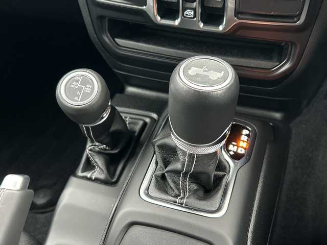 クライスラー・ジープ ジープ ラングラー アンリミテッド サハラ 山口県 2024(令6)年 2.5万km 白 ワンオーナー車/純正ナビ/Bluetooth/フルセグTV/バックカメラ/LEDヘッドライト/LEDフォグライト/オートライト/コーナーセンサー/スマートキー＆プッシュスタート/クルーズコントロール/黒レザーシート/前席シートヒーター/ステアリングヒーター/社外バンパー（純正あり）/社外マフラー（純正あり）/社外17インチAW（純正18インチAWあり）/社外グリル（純正あり）/保証書/スペアキー1個