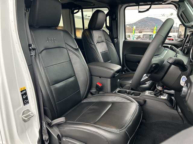 クライスラー・ジープ ジープ ラングラー アンリミテッド サハラ 山口県 2024(令6)年 2.5万km 白 ワンオーナー車/純正ナビ/Bluetooth/フルセグTV/バックカメラ/LEDヘッドライト/LEDフォグライト/オートライト/コーナーセンサー/スマートキー＆プッシュスタート/クルーズコントロール/黒レザーシート/前席シートヒーター/ステアリングヒーター/社外バンパー（純正あり）/社外マフラー（純正あり）/社外17インチAW（純正18インチAWあり）/社外グリル（純正あり）/保証書/スペアキー1個