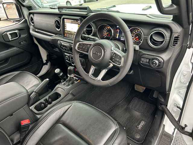 クライスラー・ジープ ジープ ラングラー アンリミテッド サハラ 山口県 2024(令6)年 2.5万km 白 ワンオーナー車/純正ナビ/Bluetooth/フルセグTV/バックカメラ/LEDヘッドライト/LEDフォグライト/オートライト/コーナーセンサー/スマートキー＆プッシュスタート/クルーズコントロール/黒レザーシート/前席シートヒーター/ステアリングヒーター/社外バンパー（純正あり）/社外マフラー（純正あり）/社外17インチAW（純正18インチAWあり）/社外グリル（純正あり）/保証書/スペアキー1個