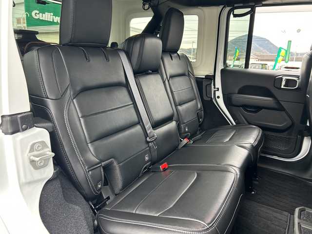 クライスラー・ジープ ジープ ラングラー アンリミテッド サハラ 山口県 2024(令6)年 2.5万km 白 ワンオーナー車/純正ナビ/Bluetooth/フルセグTV/バックカメラ/LEDヘッドライト/LEDフォグライト/オートライト/コーナーセンサー/スマートキー＆プッシュスタート/クルーズコントロール/黒レザーシート/前席シートヒーター/ステアリングヒーター/社外バンパー（純正あり）/社外マフラー（純正あり）/社外17インチAW（純正18インチAWあり）/社外グリル（純正あり）/保証書/スペアキー1個