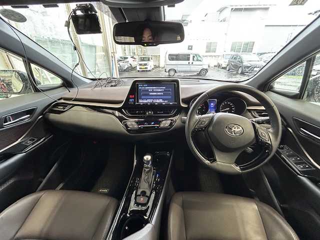 トヨタ Ｃ－ＨＲ G－T 宮城県 2017(平29)年 4.2万km ホワイトパールクリスタルシャイン ４WD/純正ナビ（AM/FM/CD/DVD/BT/SD/SDREC）/TVフルセグ/バックカメラ/レーダークルーズコントロール追従有り（衝突軽減）/横揺れ防止/レーンアシスト/車両接近通報装置/パーキングソナー/オートライト/オートマチックハイビーム/純正フロアマット/プッシュスタート/純正AWスタッドレスタイヤ（215/60R17）/保証書/記録簿/取扱説明書
