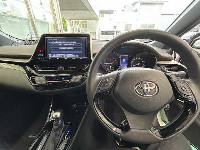 トヨタ Ｃ－ＨＲ G－T 宮城県 2017(平29)年 4.2万km ホワイトパールクリスタルシャイン ４WD/純正ナビ（AM/FM/CD/DVD/BT/SD/SDREC）/TVフルセグ/バックカメラ/レーダークルーズコントロール追従有り（衝突軽減）/横揺れ防止/レーンアシスト/車両接近通報装置/パーキングソナー/オートライト/オートマチックハイビーム/純正フロアマット/プッシュスタート/純正AWスタッドレスタイヤ（215/60R17）/保証書/記録簿/取扱説明書