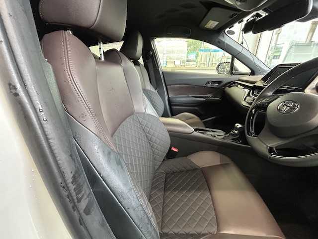 トヨタ Ｃ－ＨＲ G－T 宮城県 2017(平29)年 4.2万km ホワイトパールクリスタルシャイン ４WD/純正ナビ（AM/FM/CD/DVD/BT/SD/SDREC）/TVフルセグ/バックカメラ/レーダークルーズコントロール追従有り（衝突軽減）/横揺れ防止/レーンアシスト/車両接近通報装置/パーキングソナー/オートライト/オートマチックハイビーム/純正フロアマット/プッシュスタート/純正AWスタッドレスタイヤ（215/60R17）/保証書/記録簿/取扱説明書
