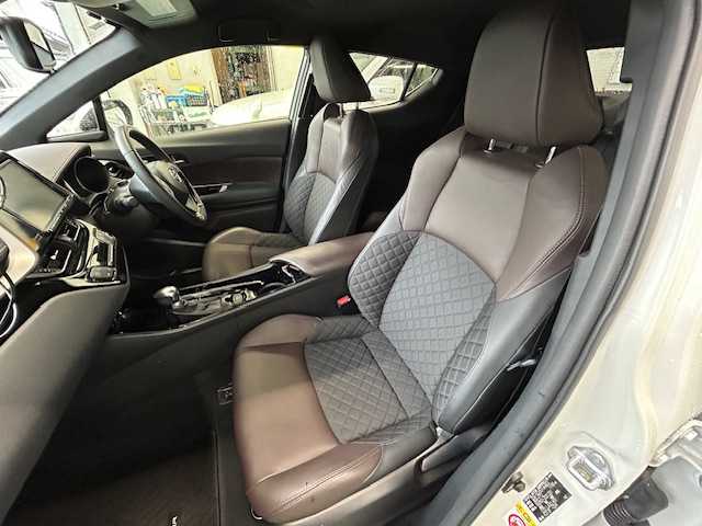 トヨタ Ｃ－ＨＲ G－T 宮城県 2017(平29)年 4.2万km ホワイトパールクリスタルシャイン ４WD/純正ナビ（AM/FM/CD/DVD/BT/SD/SDREC）/TVフルセグ/バックカメラ/レーダークルーズコントロール追従有り（衝突軽減）/横揺れ防止/レーンアシスト/車両接近通報装置/パーキングソナー/オートライト/オートマチックハイビーム/純正フロアマット/プッシュスタート/純正AWスタッドレスタイヤ（215/60R17）/保証書/記録簿/取扱説明書