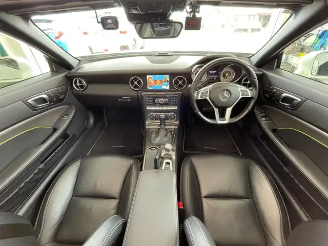 メルセデス・ベンツ ＳＬＫ２００ カーボンルック エディション 千葉県 2014(平26)年 2.6万km ダイヤモンドホワイト カーボンルックエディション/マジックスカイコントロールパノラミックバイオルーフ/カーボンインナーパネル/グリーンパイピング付きブラックナッパカワシート/電動開閉ハードトップ/クルーズコントロール/純正ナビ/・CD/DVD/Bluetooth/バックカメラ/ETC/メモリ付パワーシート/シートヒーター/コーナーセンサー/プッシュスタート/スマートキー/HIDヘッドライト/AMGチタニウムグレー塗装5本スポークアルミホイール/ドライブレコーダー/スペアキー/保証書/取扱説明書/整備記録簿