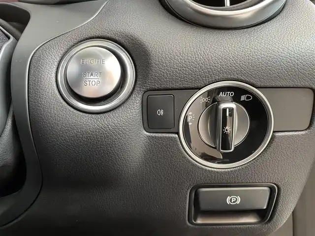 メルセデス・ベンツ ＳＬＫ２００ カーボンルック エディション 千葉県 2014(平26)年 2.6万km ダイヤモンドホワイト カーボンルックエディション/マジックスカイコントロールパノラミックバイオルーフ/カーボンインナーパネル/グリーンパイピング付きブラックナッパカワシート/電動開閉ハードトップ/クルーズコントロール/純正ナビ/・CD/DVD/Bluetooth/バックカメラ/ETC/メモリ付パワーシート/シートヒーター/コーナーセンサー/プッシュスタート/スマートキー/HIDヘッドライト/AMGチタニウムグレー塗装5本スポークアルミホイール/ドライブレコーダー/スペアキー/保証書/取扱説明書/整備記録簿