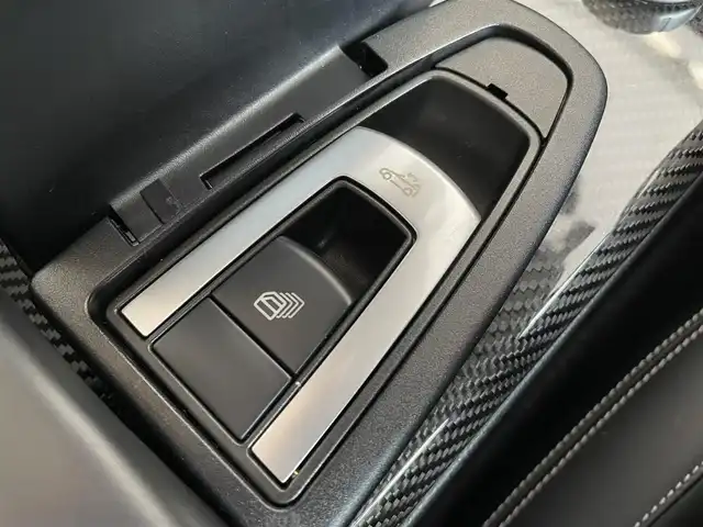 メルセデス・ベンツ ＳＬＫ２００ カーボンルック エディション 千葉県 2014(平26)年 2.6万km ダイヤモンドホワイト カーボンルックエディション/マジックスカイコントロールパノラミックバイオルーフ/カーボンインナーパネル/グリーンパイピング付きブラックナッパカワシート/電動開閉ハードトップ/クルーズコントロール/純正ナビ/・CD/DVD/Bluetooth/バックカメラ/ETC/メモリ付パワーシート/シートヒーター/コーナーセンサー/プッシュスタート/スマートキー/HIDヘッドライト/AMGチタニウムグレー塗装5本スポークアルミホイール/ドライブレコーダー/スペアキー/保証書/取扱説明書/整備記録簿