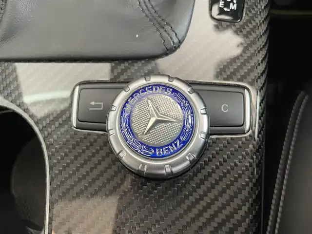 メルセデス・ベンツ ＳＬＫ２００ カーボンルック エディション 千葉県 2014(平26)年 2.6万km ダイヤモンドホワイト カーボンルックエディション/マジックスカイコントロールパノラミックバイオルーフ/カーボンインナーパネル/グリーンパイピング付きブラックナッパカワシート/電動開閉ハードトップ/クルーズコントロール/純正ナビ/・CD/DVD/Bluetooth/バックカメラ/ETC/メモリ付パワーシート/シートヒーター/コーナーセンサー/プッシュスタート/スマートキー/HIDヘッドライト/AMGチタニウムグレー塗装5本スポークアルミホイール/ドライブレコーダー/スペアキー/保証書/取扱説明書/整備記録簿