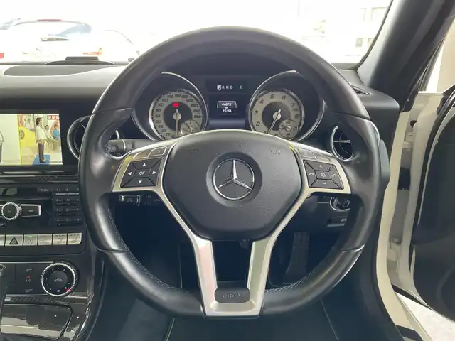 メルセデス・ベンツ ＳＬＫ２００ カーボンルック エディション 千葉県 2014(平26)年 2.6万km ダイヤモンドホワイト カーボンルックエディション/マジックスカイコントロールパノラミックバイオルーフ/カーボンインナーパネル/グリーンパイピング付きブラックナッパカワシート/電動開閉ハードトップ/クルーズコントロール/純正ナビ/・CD/DVD/Bluetooth/バックカメラ/ETC/メモリ付パワーシート/シートヒーター/コーナーセンサー/プッシュスタート/スマートキー/HIDヘッドライト/AMGチタニウムグレー塗装5本スポークアルミホイール/ドライブレコーダー/スペアキー/保証書/取扱説明書/整備記録簿