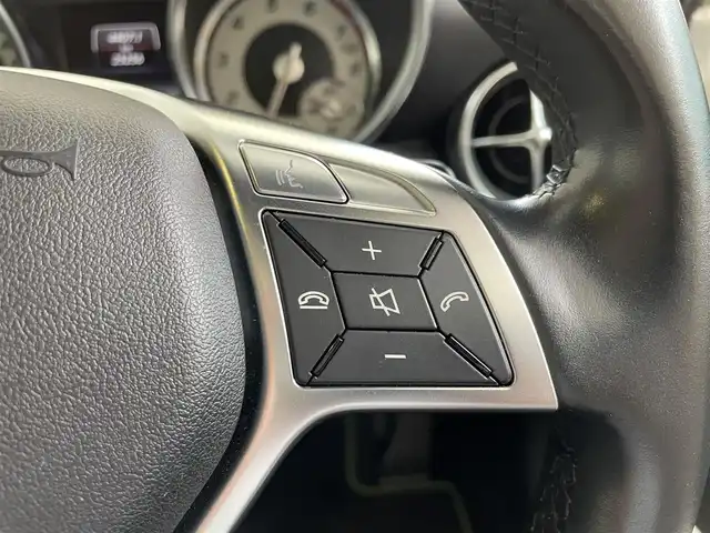 メルセデス・ベンツ ＳＬＫ２００ カーボンルック エディション 千葉県 2014(平26)年 2.6万km ダイヤモンドホワイト カーボンルックエディション/マジックスカイコントロールパノラミックバイオルーフ/カーボンインナーパネル/グリーンパイピング付きブラックナッパカワシート/電動開閉ハードトップ/クルーズコントロール/純正ナビ/・CD/DVD/Bluetooth/バックカメラ/ETC/メモリ付パワーシート/シートヒーター/コーナーセンサー/プッシュスタート/スマートキー/HIDヘッドライト/AMGチタニウムグレー塗装5本スポークアルミホイール/ドライブレコーダー/スペアキー/保証書/取扱説明書/整備記録簿