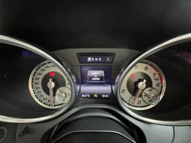 メルセデス・ベンツ ＳＬＫ２００ カーボンルック エディション 千葉県 2014(平26)年 2.6万km ダイヤモンドホワイト カーボンルックエディション/マジックスカイコントロールパノラミックバイオルーフ/カーボンインナーパネル/グリーンパイピング付きブラックナッパカワシート/電動開閉ハードトップ/クルーズコントロール/純正ナビ/・CD/DVD/Bluetooth/バックカメラ/ETC/メモリ付パワーシート/シートヒーター/コーナーセンサー/プッシュスタート/スマートキー/HIDヘッドライト/AMGチタニウムグレー塗装5本スポークアルミホイール/ドライブレコーダー/スペアキー/保証書/取扱説明書/整備記録簿