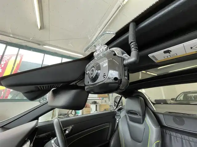 メルセデス・ベンツ ＳＬＫ２００ カーボンルック エディション 千葉県 2014(平26)年 2.6万km ダイヤモンドホワイト カーボンルックエディション/マジックスカイコントロールパノラミックバイオルーフ/カーボンインナーパネル/グリーンパイピング付きブラックナッパカワシート/電動開閉ハードトップ/クルーズコントロール/純正ナビ/・CD/DVD/Bluetooth/バックカメラ/ETC/メモリ付パワーシート/シートヒーター/コーナーセンサー/プッシュスタート/スマートキー/HIDヘッドライト/AMGチタニウムグレー塗装5本スポークアルミホイール/ドライブレコーダー/スペアキー/保証書/取扱説明書/整備記録簿