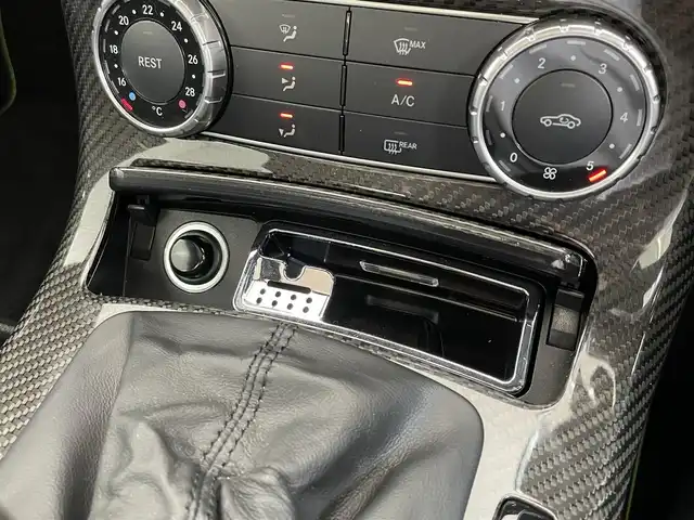 メルセデス・ベンツ ＳＬＫ２００ カーボンルック エディション 千葉県 2014(平26)年 2.6万km ダイヤモンドホワイト カーボンルックエディション/マジックスカイコントロールパノラミックバイオルーフ/カーボンインナーパネル/グリーンパイピング付きブラックナッパカワシート/電動開閉ハードトップ/クルーズコントロール/純正ナビ/・CD/DVD/Bluetooth/バックカメラ/ETC/メモリ付パワーシート/シートヒーター/コーナーセンサー/プッシュスタート/スマートキー/HIDヘッドライト/AMGチタニウムグレー塗装5本スポークアルミホイール/ドライブレコーダー/スペアキー/保証書/取扱説明書/整備記録簿