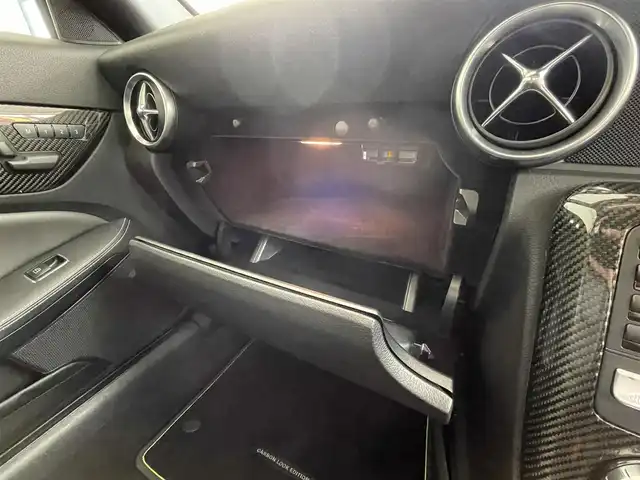 メルセデス・ベンツ ＳＬＫ２００ カーボンルック エディション 千葉県 2014(平26)年 2.6万km ダイヤモンドホワイト カーボンルックエディション/マジックスカイコントロールパノラミックバイオルーフ/カーボンインナーパネル/グリーンパイピング付きブラックナッパカワシート/電動開閉ハードトップ/クルーズコントロール/純正ナビ/・CD/DVD/Bluetooth/バックカメラ/ETC/メモリ付パワーシート/シートヒーター/コーナーセンサー/プッシュスタート/スマートキー/HIDヘッドライト/AMGチタニウムグレー塗装5本スポークアルミホイール/ドライブレコーダー/スペアキー/保証書/取扱説明書/整備記録簿