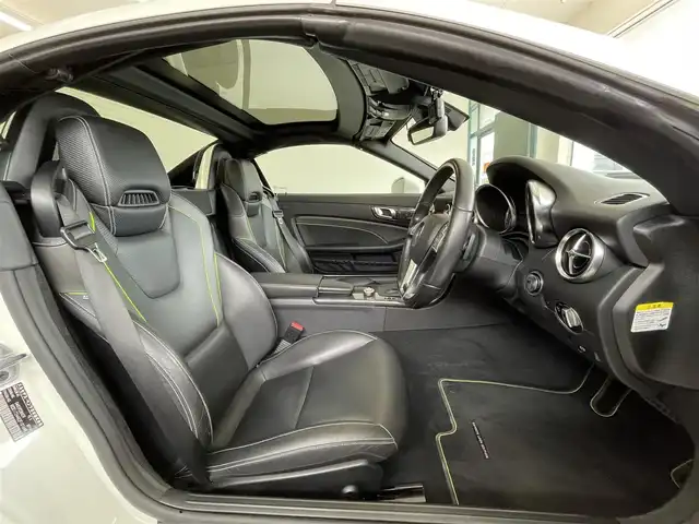 メルセデス・ベンツ ＳＬＫ２００ カーボンルック エディション 千葉県 2014(平26)年 2.6万km ダイヤモンドホワイト カーボンルックエディション/マジックスカイコントロールパノラミックバイオルーフ/カーボンインナーパネル/グリーンパイピング付きブラックナッパカワシート/電動開閉ハードトップ/クルーズコントロール/純正ナビ/・CD/DVD/Bluetooth/バックカメラ/ETC/メモリ付パワーシート/シートヒーター/コーナーセンサー/プッシュスタート/スマートキー/HIDヘッドライト/AMGチタニウムグレー塗装5本スポークアルミホイール/ドライブレコーダー/スペアキー/保証書/取扱説明書/整備記録簿
