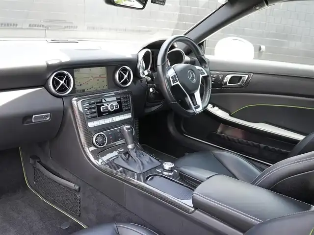 メルセデス・ベンツ ＳＬＫ２００ カーボンルック エディション 静岡県 2014(平26)年 2.6万km ダイヤモンドホワイト 100台限定カーボンルックエディション/マジックスカイコントロールパノラミックバイオルーフ/ｄｅｓｉｇｎｏチタニウムグレー専用ナッパレザーAMGカーボンインテリアトリム/レーダーセーフティ /衝突軽減ブレーキACC/レーンキープ アシスト/ブラインドスポットモニター/CommandシステムHDDナビフルセグTV Bluetooth/バックカメラ/AMGチタニウムグレー塗装5本スポークアルミホイール/ドライブレコーダー/スペアキー/保証書/取扱説明書/整備記録簿