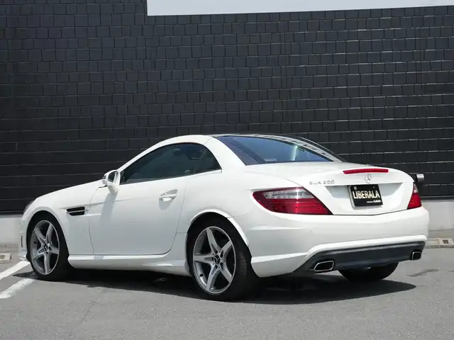 メルセデス・ベンツ ＳＬＫ２００ カーボンルック エディション 静岡県 2014(平26)年 2.6万km ダイヤモンドホワイト 100台限定カーボンルックエディション/マジックスカイコントロールパノラミックバイオルーフ/ｄｅｓｉｇｎｏチタニウムグレー専用ナッパレザーAMGカーボンインテリアトリム/レーダーセーフティ /衝突軽減ブレーキACC/レーンキープ アシスト/ブラインドスポットモニター/CommandシステムHDDナビフルセグTV Bluetooth/バックカメラ/AMGチタニウムグレー塗装5本スポークアルミホイール/ドライブレコーダー/スペアキー/保証書/取扱説明書/整備記録簿