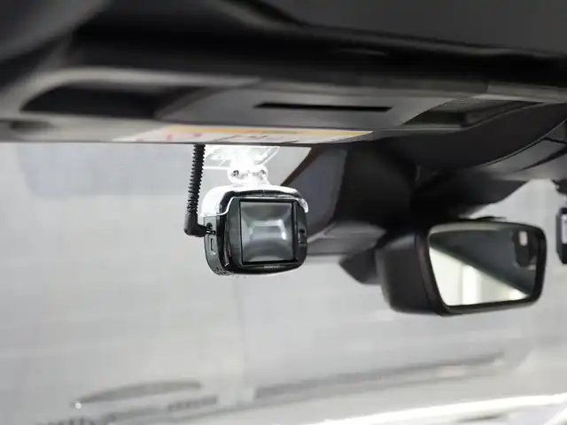 メルセデス・ベンツ ＳＬＫ２００ カーボンルック エディション 静岡県 2014(平26)年 2.6万km ダイヤモンドホワイト 100台限定カーボンルックエディション/マジックスカイコントロールパノラミックバイオルーフ/ｄｅｓｉｇｎｏチタニウムグレー専用ナッパレザーAMGカーボンインテリアトリム/レーダーセーフティ /衝突軽減ブレーキACC/レーンキープ アシスト/ブラインドスポットモニター/CommandシステムHDDナビフルセグTV Bluetooth/バックカメラ/AMGチタニウムグレー塗装5本スポークアルミホイール/ドライブレコーダー/スペアキー/保証書/取扱説明書/整備記録簿