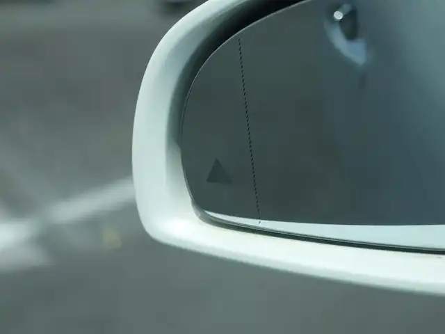 メルセデス・ベンツ ＳＬＫ２００ カーボンルック エディション 静岡県 2014(平26)年 2.6万km ダイヤモンドホワイト 100台限定カーボンルックエディション/マジックスカイコントロールパノラミックバイオルーフ/ｄｅｓｉｇｎｏチタニウムグレー専用ナッパレザーAMGカーボンインテリアトリム/レーダーセーフティ /衝突軽減ブレーキACC/レーンキープ アシスト/ブラインドスポットモニター/CommandシステムHDDナビフルセグTV Bluetooth/バックカメラ/AMGチタニウムグレー塗装5本スポークアルミホイール/ドライブレコーダー/スペアキー/保証書/取扱説明書/整備記録簿