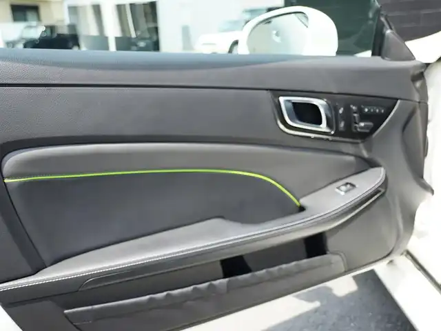 メルセデス・ベンツ ＳＬＫ２００ カーボンルック エディション 静岡県 2014(平26)年 2.6万km ダイヤモンドホワイト 100台限定カーボンルックエディション/マジックスカイコントロールパノラミックバイオルーフ/ｄｅｓｉｇｎｏチタニウムグレー専用ナッパレザーAMGカーボンインテリアトリム/レーダーセーフティ /衝突軽減ブレーキACC/レーンキープ アシスト/ブラインドスポットモニター/CommandシステムHDDナビフルセグTV Bluetooth/バックカメラ/AMGチタニウムグレー塗装5本スポークアルミホイール/ドライブレコーダー/スペアキー/保証書/取扱説明書/整備記録簿