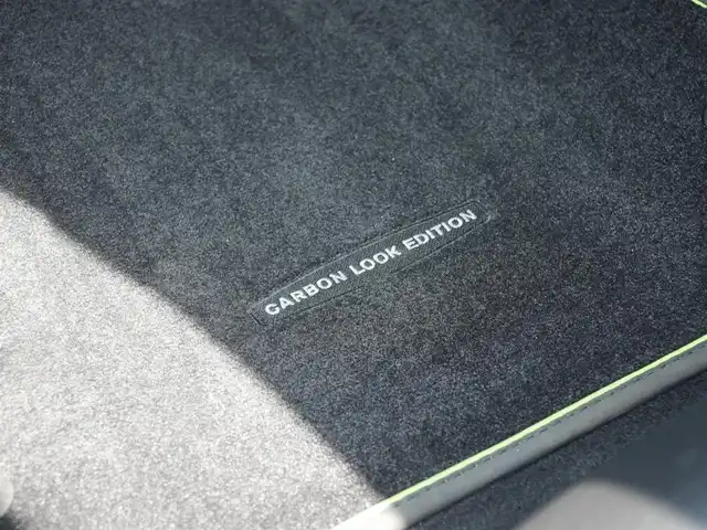 メルセデス・ベンツ ＳＬＫ２００ カーボンルック エディション 静岡県 2014(平26)年 2.6万km ダイヤモンドホワイト 100台限定カーボンルックエディション/マジックスカイコントロールパノラミックバイオルーフ/ｄｅｓｉｇｎｏチタニウムグレー専用ナッパレザーAMGカーボンインテリアトリム/レーダーセーフティ /衝突軽減ブレーキACC/レーンキープ アシスト/ブラインドスポットモニター/CommandシステムHDDナビフルセグTV Bluetooth/バックカメラ/AMGチタニウムグレー塗装5本スポークアルミホイール/ドライブレコーダー/スペアキー/保証書/取扱説明書/整備記録簿