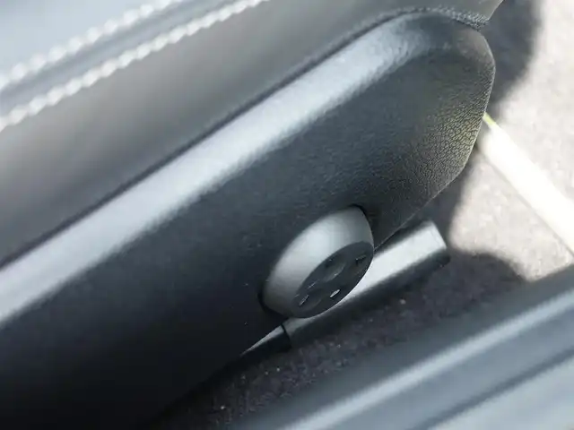 メルセデス・ベンツ ＳＬＫ２００ カーボンルック エディション 静岡県 2014(平26)年 2.6万km ダイヤモンドホワイト 100台限定カーボンルックエディション/マジックスカイコントロールパノラミックバイオルーフ/ｄｅｓｉｇｎｏチタニウムグレー専用ナッパレザーAMGカーボンインテリアトリム/レーダーセーフティ /衝突軽減ブレーキACC/レーンキープ アシスト/ブラインドスポットモニター/CommandシステムHDDナビフルセグTV Bluetooth/バックカメラ/AMGチタニウムグレー塗装5本スポークアルミホイール/ドライブレコーダー/スペアキー/保証書/取扱説明書/整備記録簿