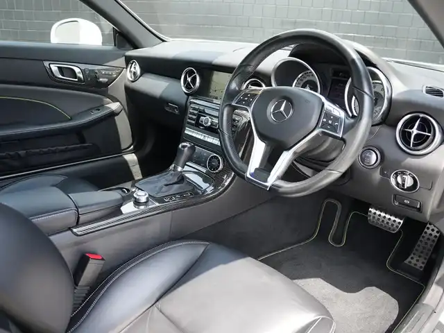 メルセデス・ベンツ ＳＬＫ２００ カーボンルック エディション 静岡県 2014(平26)年 2.6万km ダイヤモンドホワイト 100台限定カーボンルックエディション/マジックスカイコントロールパノラミックバイオルーフ/ｄｅｓｉｇｎｏチタニウムグレー専用ナッパレザーAMGカーボンインテリアトリム/レーダーセーフティ /衝突軽減ブレーキACC/レーンキープ アシスト/ブラインドスポットモニター/CommandシステムHDDナビフルセグTV Bluetooth/バックカメラ/AMGチタニウムグレー塗装5本スポークアルミホイール/ドライブレコーダー/スペアキー/保証書/取扱説明書/整備記録簿