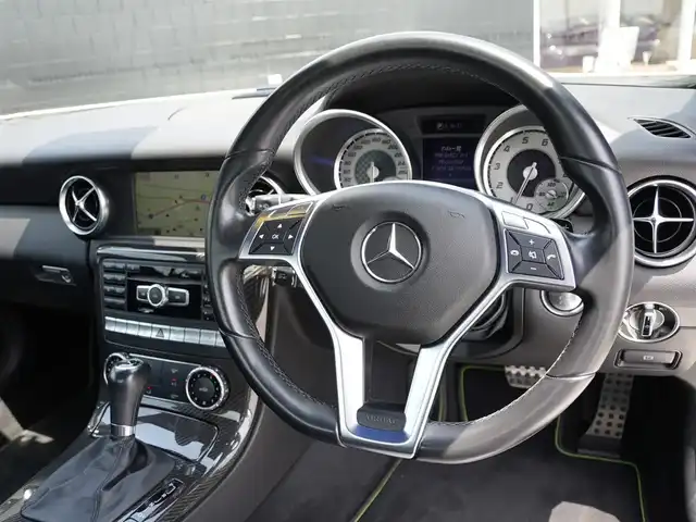 メルセデス・ベンツ ＳＬＫ２００ カーボンルック エディション 静岡県 2014(平26)年 2.6万km ダイヤモンドホワイト 100台限定カーボンルックエディション/マジックスカイコントロールパノラミックバイオルーフ/ｄｅｓｉｇｎｏチタニウムグレー専用ナッパレザーAMGカーボンインテリアトリム/レーダーセーフティ /衝突軽減ブレーキACC/レーンキープ アシスト/ブラインドスポットモニター/CommandシステムHDDナビフルセグTV Bluetooth/バックカメラ/AMGチタニウムグレー塗装5本スポークアルミホイール/ドライブレコーダー/スペアキー/保証書/取扱説明書/整備記録簿
