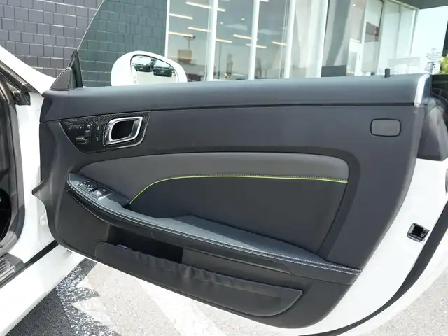 メルセデス・ベンツ ＳＬＫ２００ カーボンルック エディション 静岡県 2014(平26)年 2.6万km ダイヤモンドホワイト 100台限定カーボンルックエディション/マジックスカイコントロールパノラミックバイオルーフ/ｄｅｓｉｇｎｏチタニウムグレー専用ナッパレザーAMGカーボンインテリアトリム/レーダーセーフティ /衝突軽減ブレーキACC/レーンキープ アシスト/ブラインドスポットモニター/CommandシステムHDDナビフルセグTV Bluetooth/バックカメラ/AMGチタニウムグレー塗装5本スポークアルミホイール/ドライブレコーダー/スペアキー/保証書/取扱説明書/整備記録簿