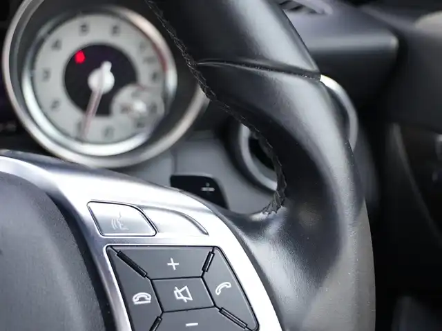 メルセデス・ベンツ ＳＬＫ２００ カーボンルック エディション 静岡県 2014(平26)年 2.6万km ダイヤモンドホワイト 100台限定カーボンルックエディション/マジックスカイコントロールパノラミックバイオルーフ/ｄｅｓｉｇｎｏチタニウムグレー専用ナッパレザーAMGカーボンインテリアトリム/レーダーセーフティ /衝突軽減ブレーキACC/レーンキープ アシスト/ブラインドスポットモニター/CommandシステムHDDナビフルセグTV Bluetooth/バックカメラ/AMGチタニウムグレー塗装5本スポークアルミホイール/ドライブレコーダー/スペアキー/保証書/取扱説明書/整備記録簿