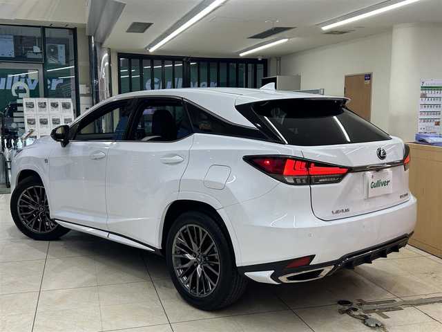 レクサス ＲＸ 300 Fスポーツ 東京都 2021(令3)年 1.5万km ホワイトノーヴァガラスフレーク 純正メーカーナビ/(CD/DVD/SD/MSV/BT/AUX/Miracast/フルセグTV)/全周囲カメラ/クリアランスソナー/TRDエアロフェンダー/TRDフロントスポイラー/サンルーフ/前後方ドライブレコーダー/デジタルインナーミラー/(ZRR038)/運転席メモリーシート/前席パワーシート/前席シートヒーター/エアシート/レザーシート/ヘッドアップディスプレイ/LTA/レーダークルーズコントロール/プリクラッシュセーフティー/BSM/RCTA/PKSB/RSA/TPMS/ステアリングヒーター/革巻きステアリング/パドルシフト/ステアリングスイッチ/電動格納ウインカーミラー/アイドリングストップ/電動パーキングブレーキ/オートホールド/横滑り防止機能/オートハイビーム/LED/ETC2.0/AC100V電源/後席サンシェード/後席プライバシーガラス/パワーバックドア/イージークローザー/トノカバー/チルトテレスコピック/純正フロアマット/置くだけ充電機能/ISOFIX