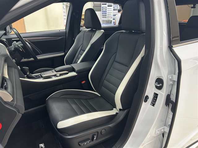 レクサス ＲＸ 300 Fスポーツ 東京都 2021(令3)年 1.5万km ホワイトノーヴァガラスフレーク 純正メーカーナビ/(CD/DVD/SD/MSV/BT/AUX/Miracast/フルセグTV)/全周囲カメラ/クリアランスソナー/TRDエアロフェンダー/TRDフロントスポイラー/サンルーフ/前後方ドライブレコーダー/デジタルインナーミラー/(ZRR038)/運転席メモリーシート/前席パワーシート/前席シートヒーター/エアシート/レザーシート/ヘッドアップディスプレイ/LTA/レーダークルーズコントロール/プリクラッシュセーフティー/BSM/RCTA/PKSB/RSA/TPMS/ステアリングヒーター/革巻きステアリング/パドルシフト/ステアリングスイッチ/電動格納ウインカーミラー/アイドリングストップ/電動パーキングブレーキ/オートホールド/横滑り防止機能/オートハイビーム/LED/ETC2.0/AC100V電源/後席サンシェード/後席プライバシーガラス/パワーバックドア/イージークローザー/トノカバー/チルトテレスコピック/純正フロアマット/置くだけ充電機能/ISOFIX