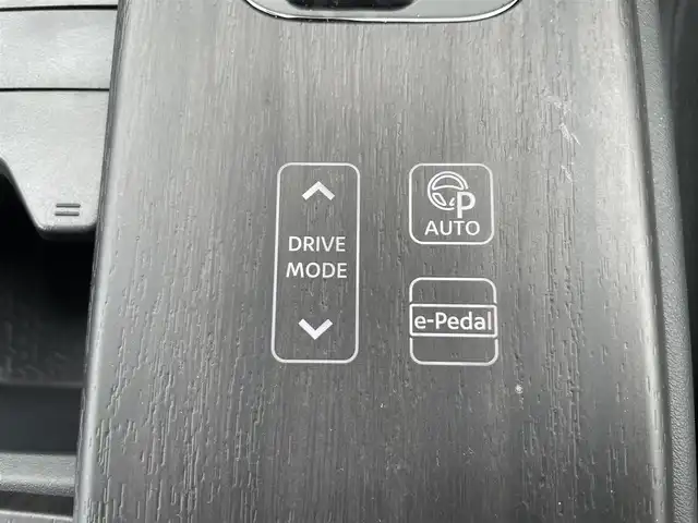 日産 アリア B9 e－4ORCE プレミア 熊本県 2024(令6)年 0.2万km パープル カラーコード：DAP（ミッドナイトパープル）/純正ナビ/・AM/FM/HDMI/BT/・AppleCarPlay/AndroidAuto/・フルセグTV/全周囲カメラ/・フロント/バック/サイド/プロパイロット/衝突防止支援/踏み間違い防止支援/後側方車両検知支援/後側方車両衝突防止支援/車両逸脱警報/車両逸脱防止支援/駐車支援/オートマチックハイビーム/純正革巻きステアリング/・ステアリングスイッチ/レザーシート/・D/N席パワーシート/・D/N席シートヒーター/・全席シートヒーター/オートライト/・LEDライト/・フォグランプ/デジタルインナーミラー/電動アームレスト/サンルーフ/ETC2.0/BOSEプレミアムサウンド/前後ドライブレコーダー/電動格納ミラー/・ウィンカーミラー/e-pedal/置くだけ充電/電動サイドブレーキ/・オートホールドボタン/パワーバックドア/フルエアロ/純正ドアバイザー/純正アルミホイール/純正フロアマット/スマートキー/・スペアキー