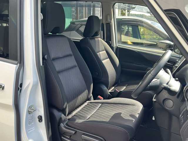 日産 セレナ ハイウェイスターVセレクションⅡ 京都府 2018(平30)年 5.7万km ブリリアントホワイトパール 純正９インチナビ(AM/FM/ワンセグ/SD/CD/DVD/BT)/フリップダウンモニター　/衝突軽減装置　/両側電動スライドドア　/禁煙車　/バックカメラ　/オートＬＥＤヘッドライト　/スマートキー　/ドライブレコーダー　/純正アルミ　/電動格納ミラー　/ＥＴＣ/ドアバイザー/電動パーキング/プッシュスタート/スペアキー×１/電動格納ミラー