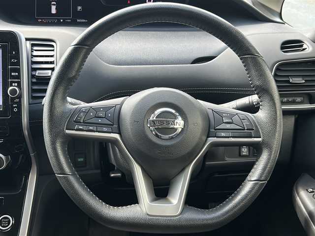 日産 セレナ ハイウェイスターVセレクションⅡ 京都府 2018(平30)年 5.7万km ブリリアントホワイトパール 純正９インチナビ(AM/FM/ワンセグ/SD/CD/DVD/BT)/フリップダウンモニター　/衝突軽減装置　/両側電動スライドドア　/禁煙車　/バックカメラ　/オートＬＥＤヘッドライト　/スマートキー　/ドライブレコーダー　/純正アルミ　/電動格納ミラー　/ＥＴＣ/ドアバイザー/電動パーキング/プッシュスタート/スペアキー×１/電動格納ミラー