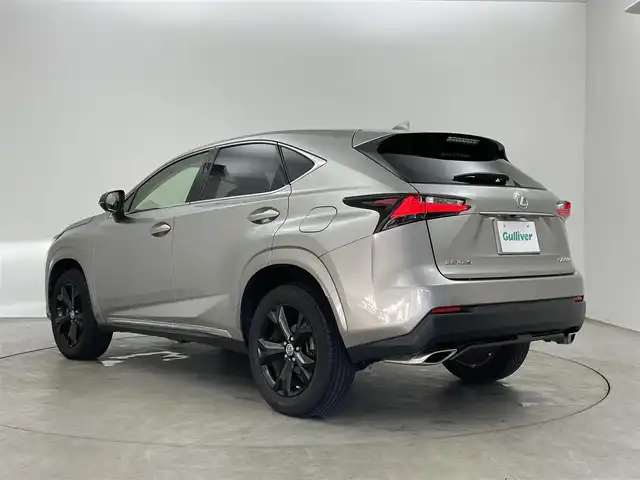 レクサス ＮＸ 200t アーバンスタイル 埼玉県 2017(平29)年 1.3万km ソニックチタニウム メーカーナビ　バックカメラ　赤レザーシート　三眼ＬＥＤ　クルーズコントロール　ビルトインＥＴＣ２．０　シートヒーター　メモリシート　ステアリングヒーター　純正アルミホイール　オートライト　地デジＴＶ