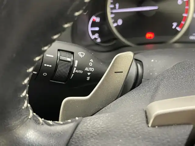 レクサス ＮＸ 200t アーバンスタイル 埼玉県 2017(平29)年 1.3万km ソニックチタニウム メーカーナビ　バックカメラ　赤レザーシート　三眼ＬＥＤ　クルーズコントロール　ビルトインＥＴＣ２．０　シートヒーター　メモリシート　ステアリングヒーター　純正アルミホイール　オートライト　地デジＴＶ