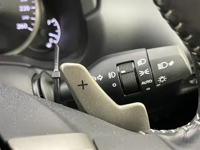 レクサス ＮＸ 200t アーバンスタイル 埼玉県 2017(平29)年 1.3万km ソニックチタニウム メーカーナビ　バックカメラ　赤レザーシート　三眼ＬＥＤ　クルーズコントロール　ビルトインＥＴＣ２．０　シートヒーター　メモリシート　ステアリングヒーター　純正アルミホイール　オートライト　地デジＴＶ